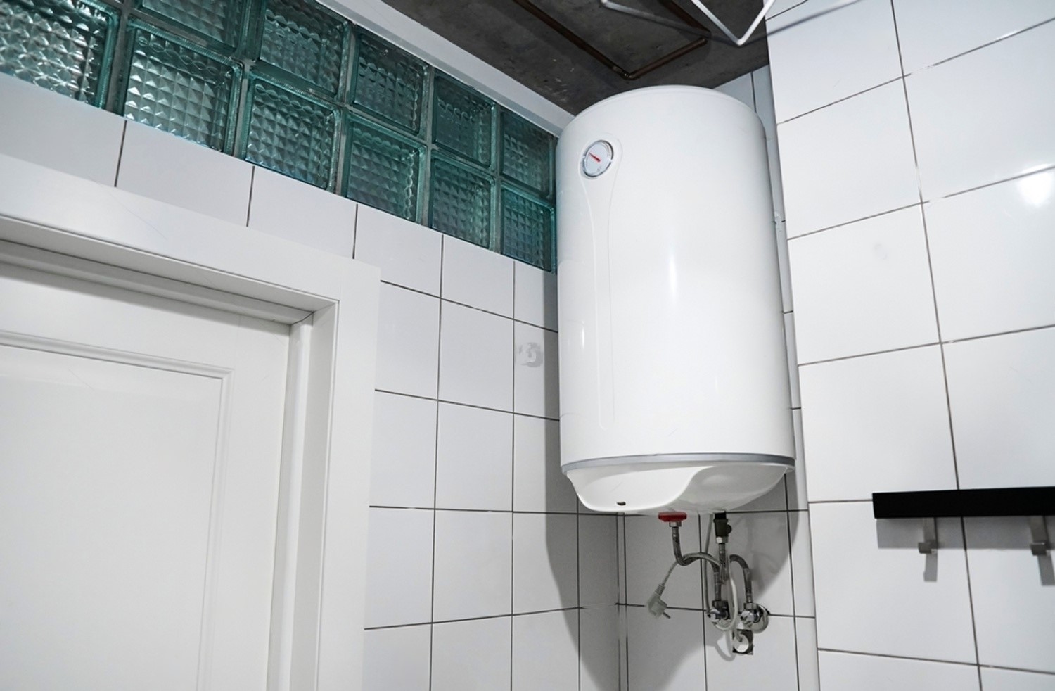 Бойлер бьется током